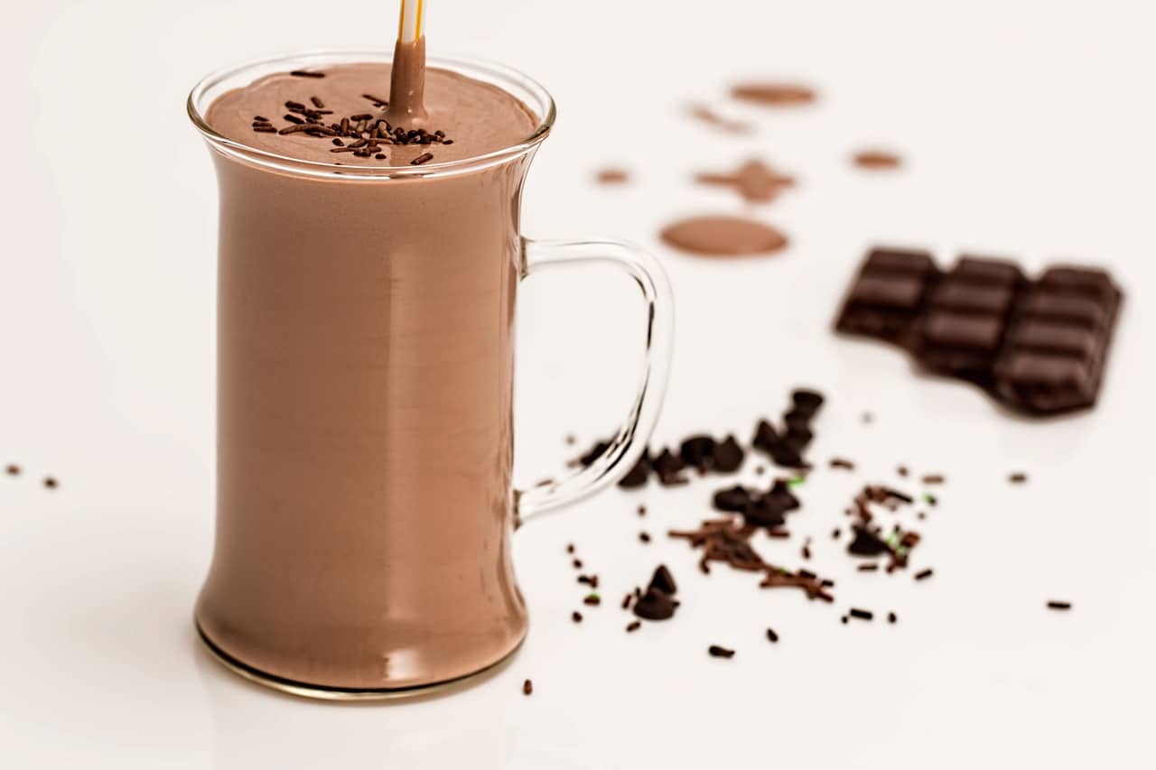Reep pure chocolade in stukken gebroken